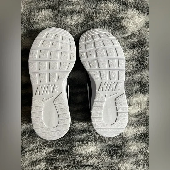 310: Nike Tanjun : Youth Size 7: Black / White